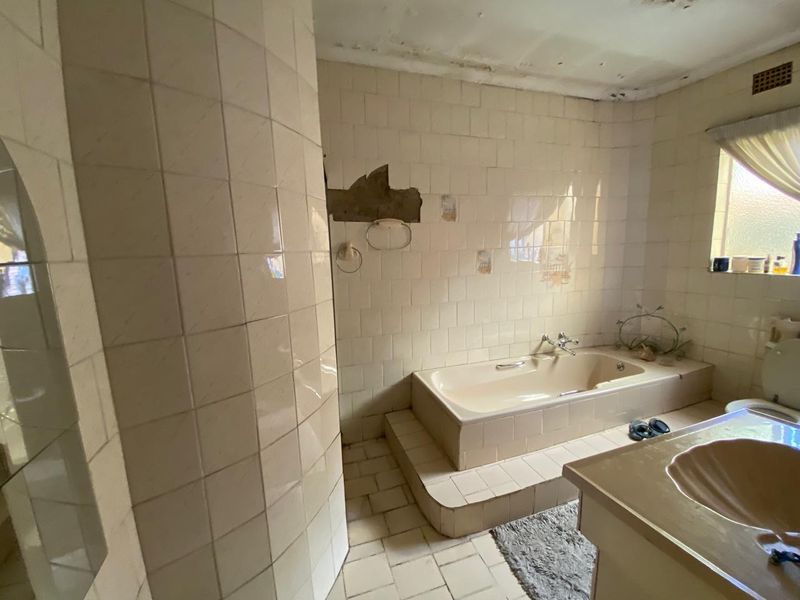 Stunning 3-bedroom house in Vanderbijlpark SE 7, perfect for family living—your dream home awaits! - Photo 5