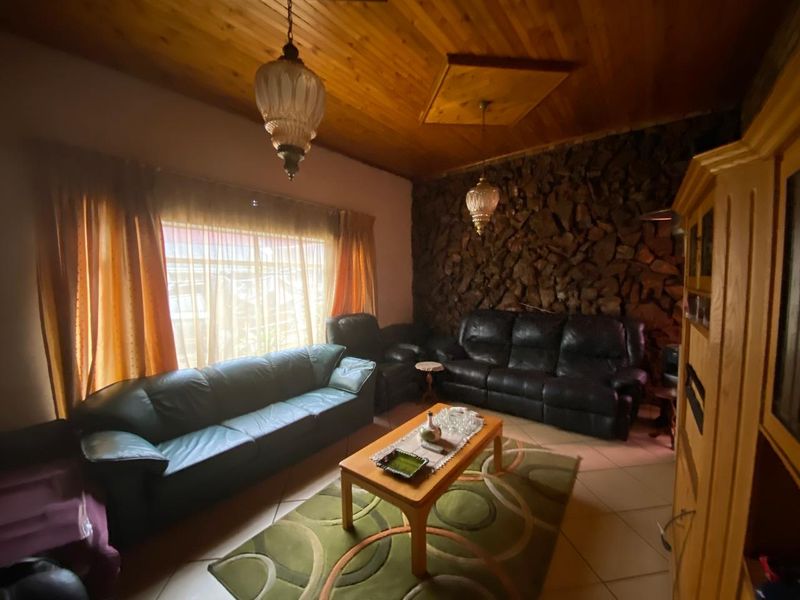 Stunning 3-bedroom house in Vanderbijlpark SE 7, perfect for family living—your dream home awaits! - Photo 8