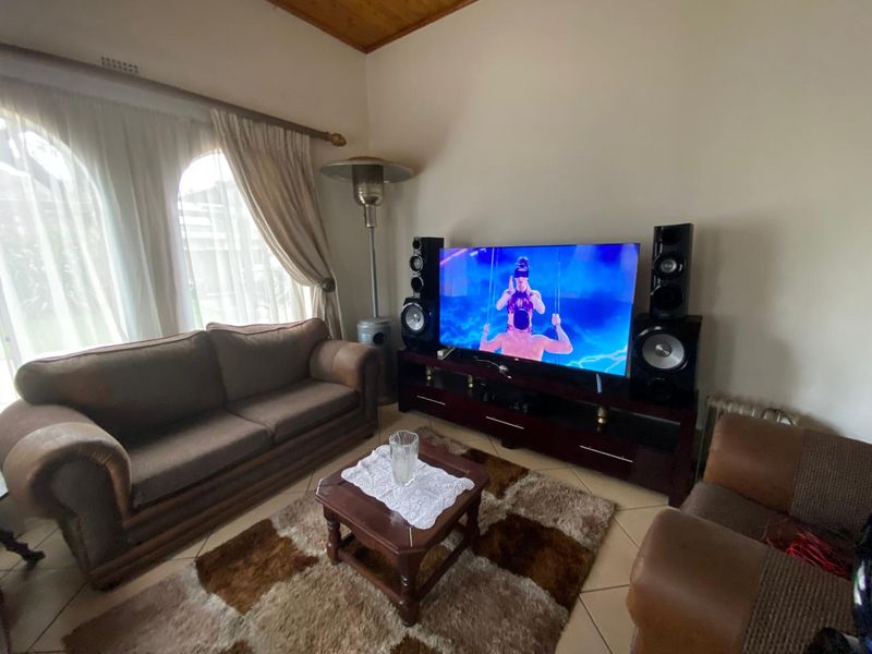 Stunning 3-bedroom house in Vanderbijlpark SE 7, perfect for family living—your dream home awaits! - Photo 6