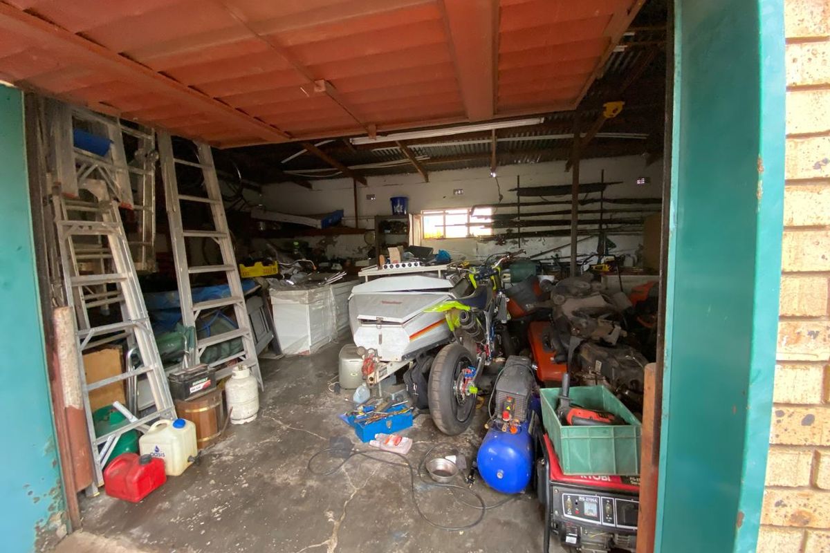 Stunning 3-bedroom house in Vanderbijlpark SE 7, perfect for family living—your dream home awaits! - Photo 3