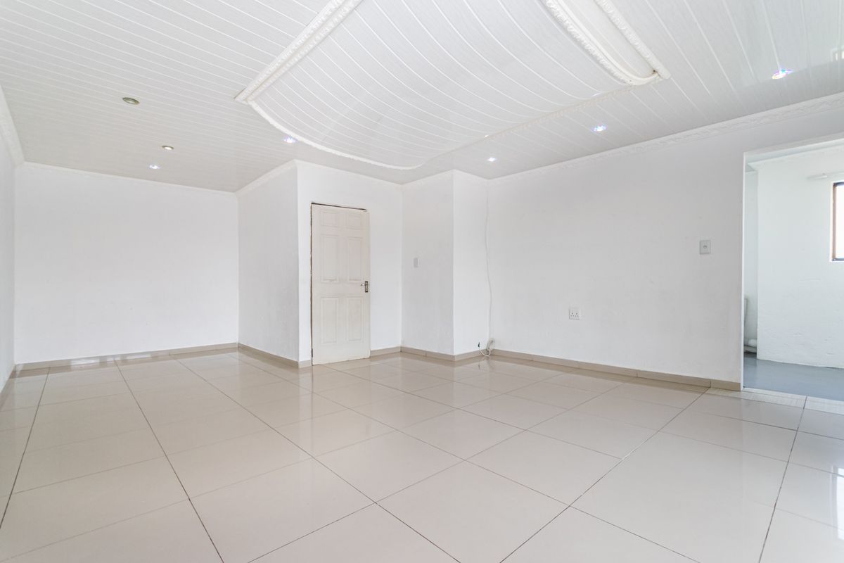 4 Bedroomed House, With Additional Space For A 5th Bedroom, For Sale In Naledi ! - Photo 4