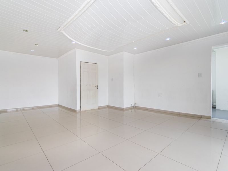 4 Bedroomed House, With Additional Space For A 5th Bedroom, For Sale In Naledi ! - Photo 4