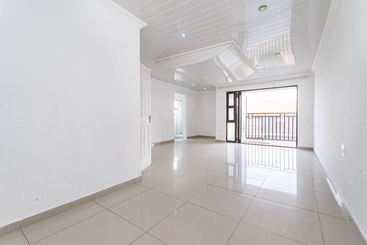 4 Bedroomed House, With Additional Space For A 5th Bedroom, For Sale In Naledi ! - Photo 2