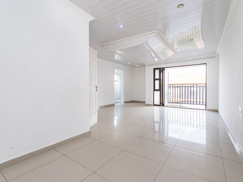 4 Bedroomed House, With Additional Space For A 5th Bedroom, For Sale In Naledi ! - Photo 2