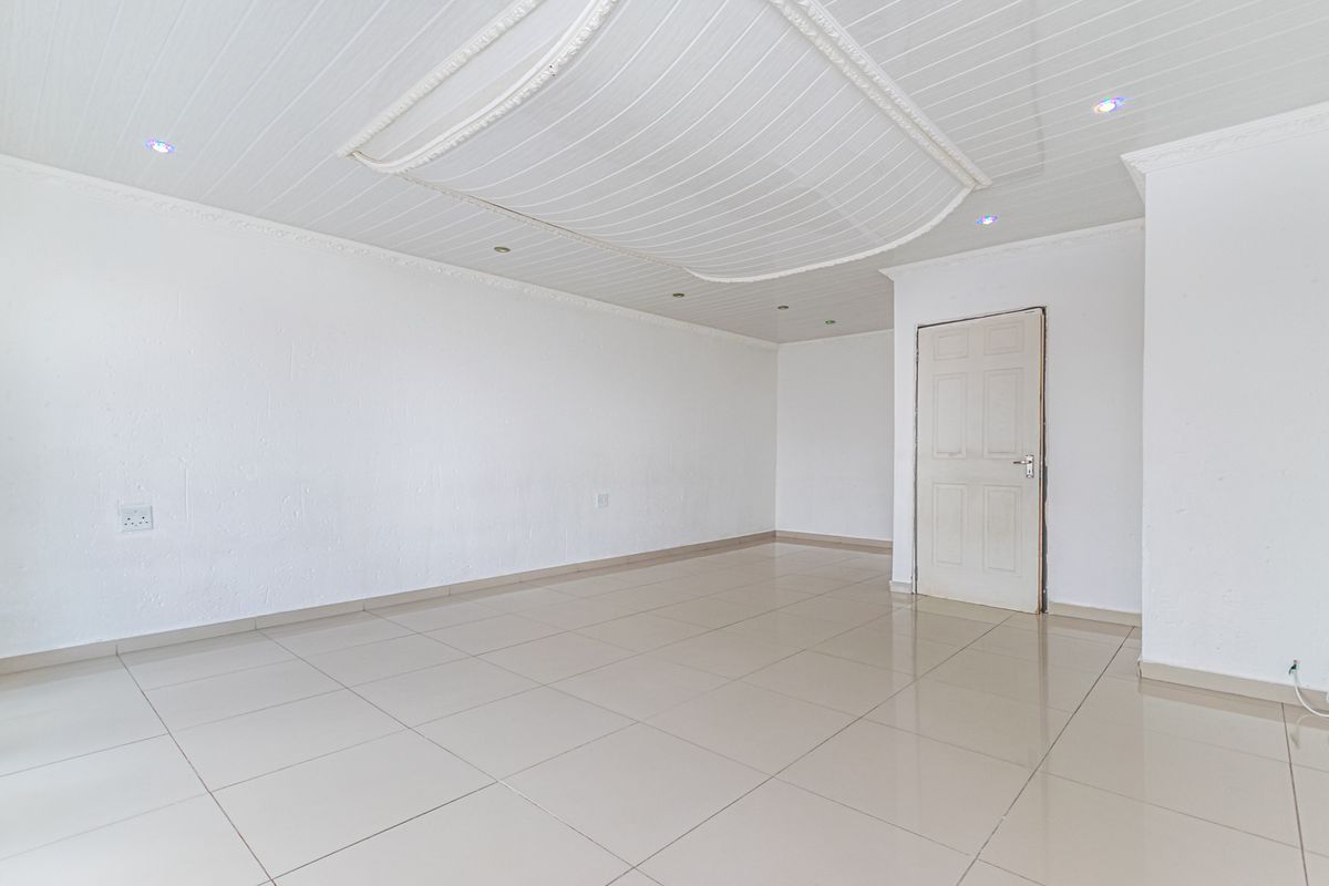 4 Bedroomed House, With Additional Space For A 5th Bedroom, For Sale In Naledi ! - Photo 5