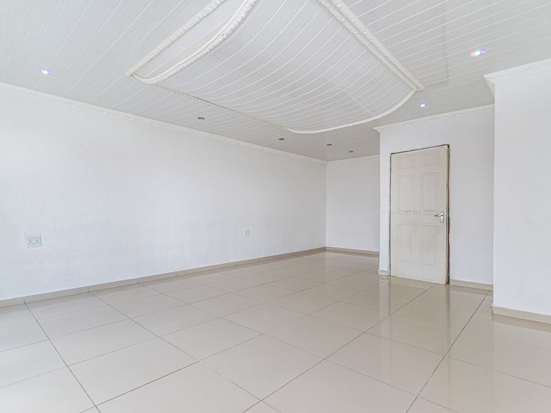 4 Bedroomed House, With Additional Space For A 5th Bedroom, For Sale In Naledi ! - Photo 5