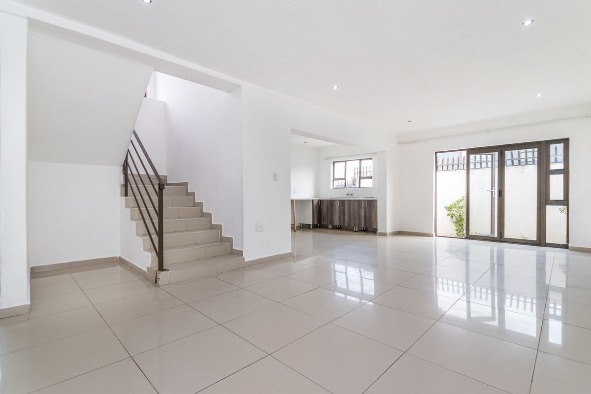 4 Bedroomed House, With Additional Space For A 5th Bedroom, For Sale In Naledi ! - Photo 3