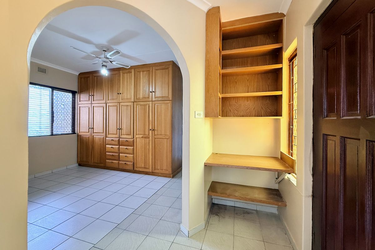 4 Bedroom Coastal Freestanding House with Solar, Pool & Garages - Photo 5