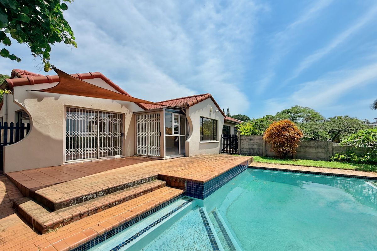 4 Bedroom Coastal Freestanding House with Solar, Pool & Garages - Photo 2