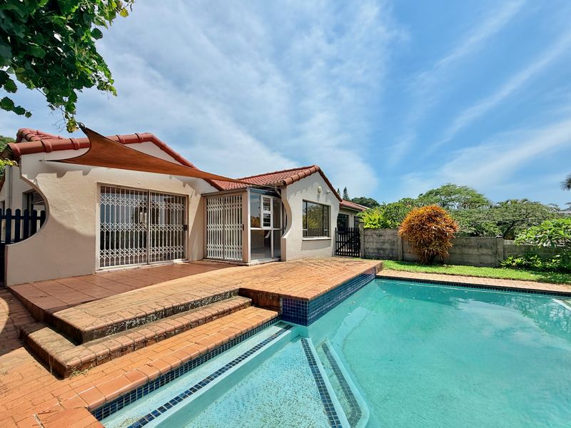 4 Bedroom Coastal Freestanding House with Solar, Pool & Garages - Photo 2