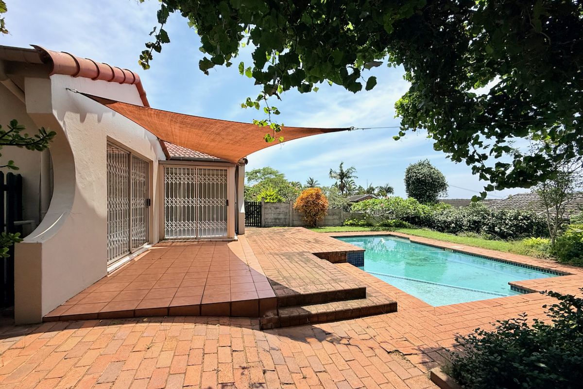 4 Bedroom Coastal Freestanding House with Solar, Pool & Garages - Photo 3