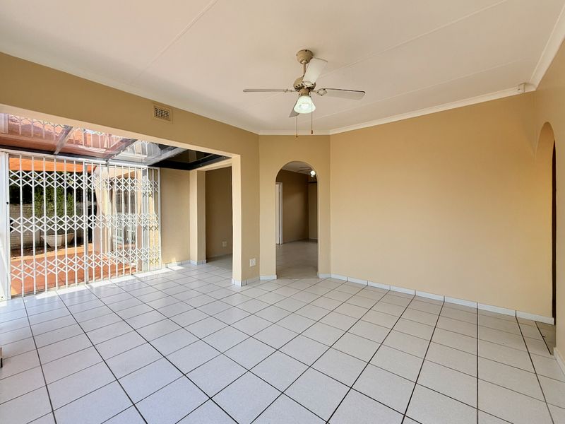 4 Bedroom Coastal Freestanding House with Solar, Pool & Garages - Photo 9