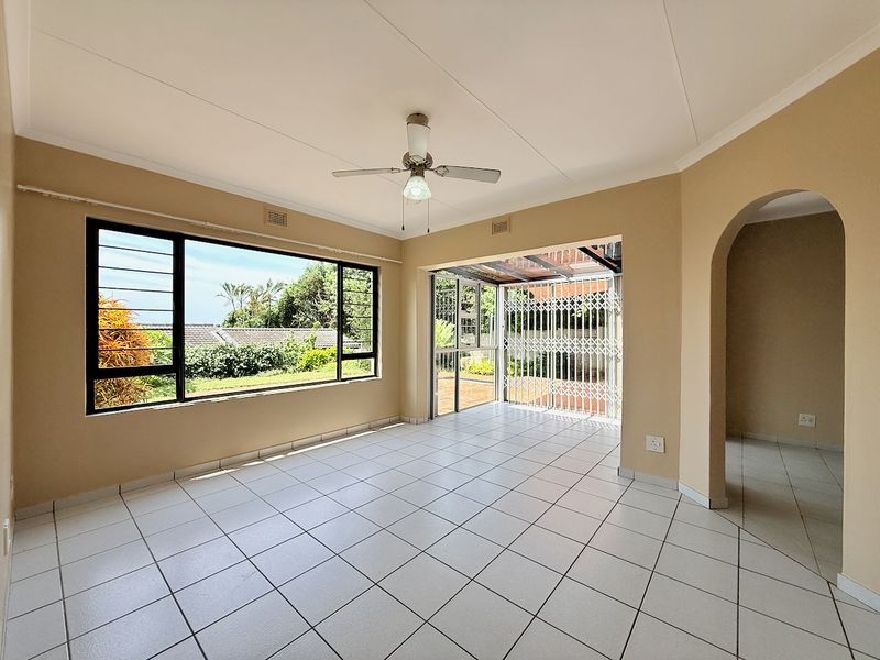 4 Bedroom Coastal Freestanding House with Solar, Pool & Garages - Photo 10