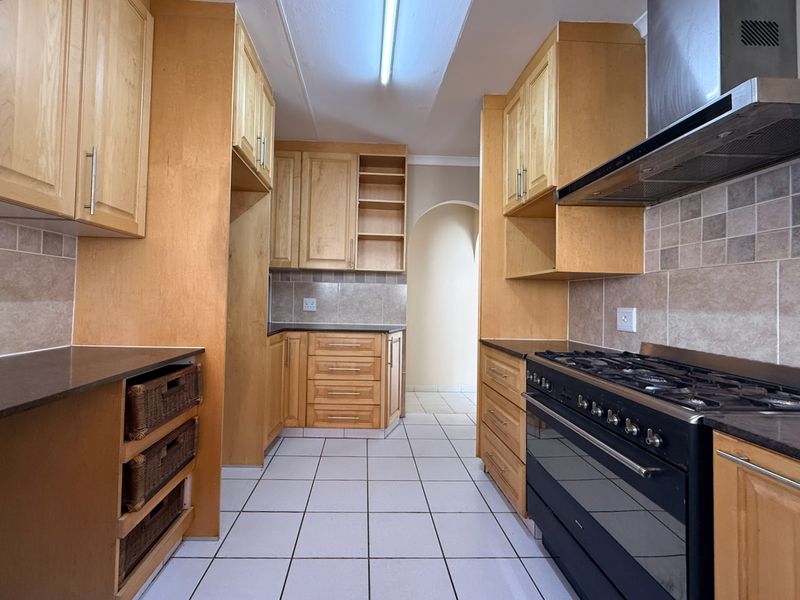 4 Bedroom Coastal Freestanding House with Solar, Pool & Garages - Photo 8