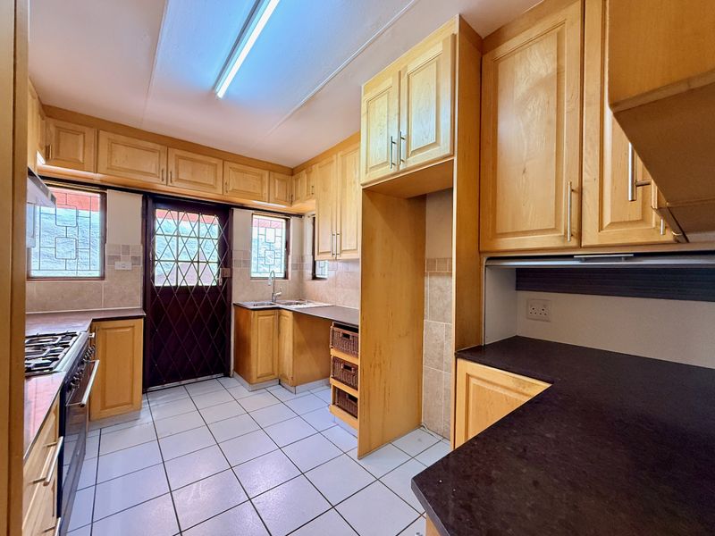 4 Bedroom Coastal Freestanding House with Solar, Pool & Garages - Photo 7