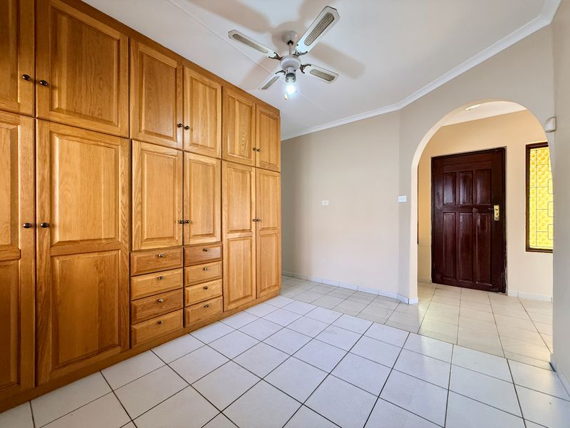 4 Bedroom Coastal Freestanding House with Solar, Pool & Garages - Photo 6