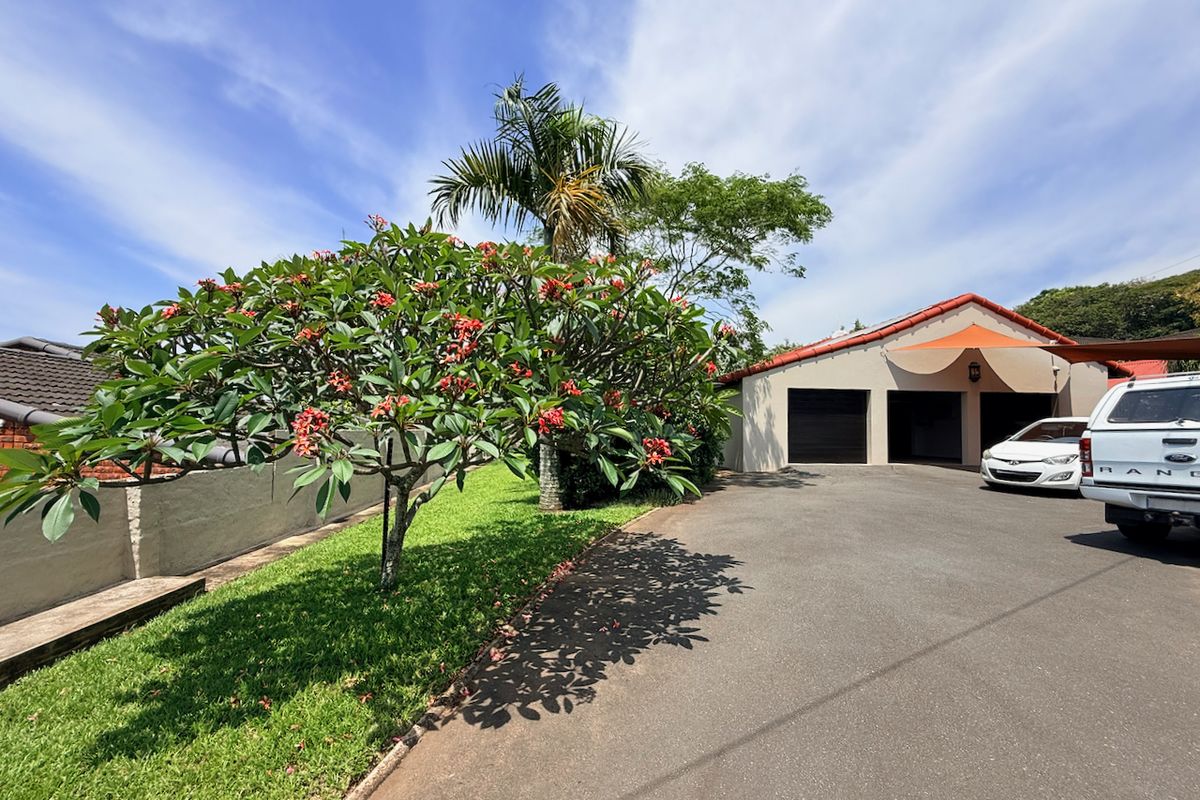 4 Bedroom Coastal Freestanding House with Solar, Pool & Garages - Photo 4