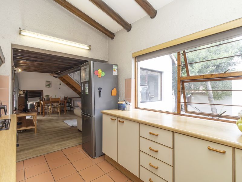 Calling all Investors! - Tenanted Spacious 2-Bed, 2-Bath Loft Apartment with Garage. - Photo 9