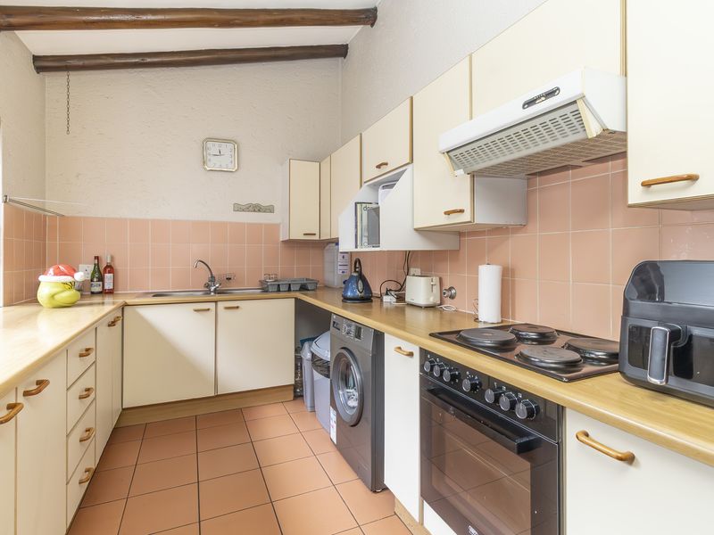 Calling all Investors! - Tenanted Spacious 2-Bed, 2-Bath Loft Apartment with Garage. - Photo 8