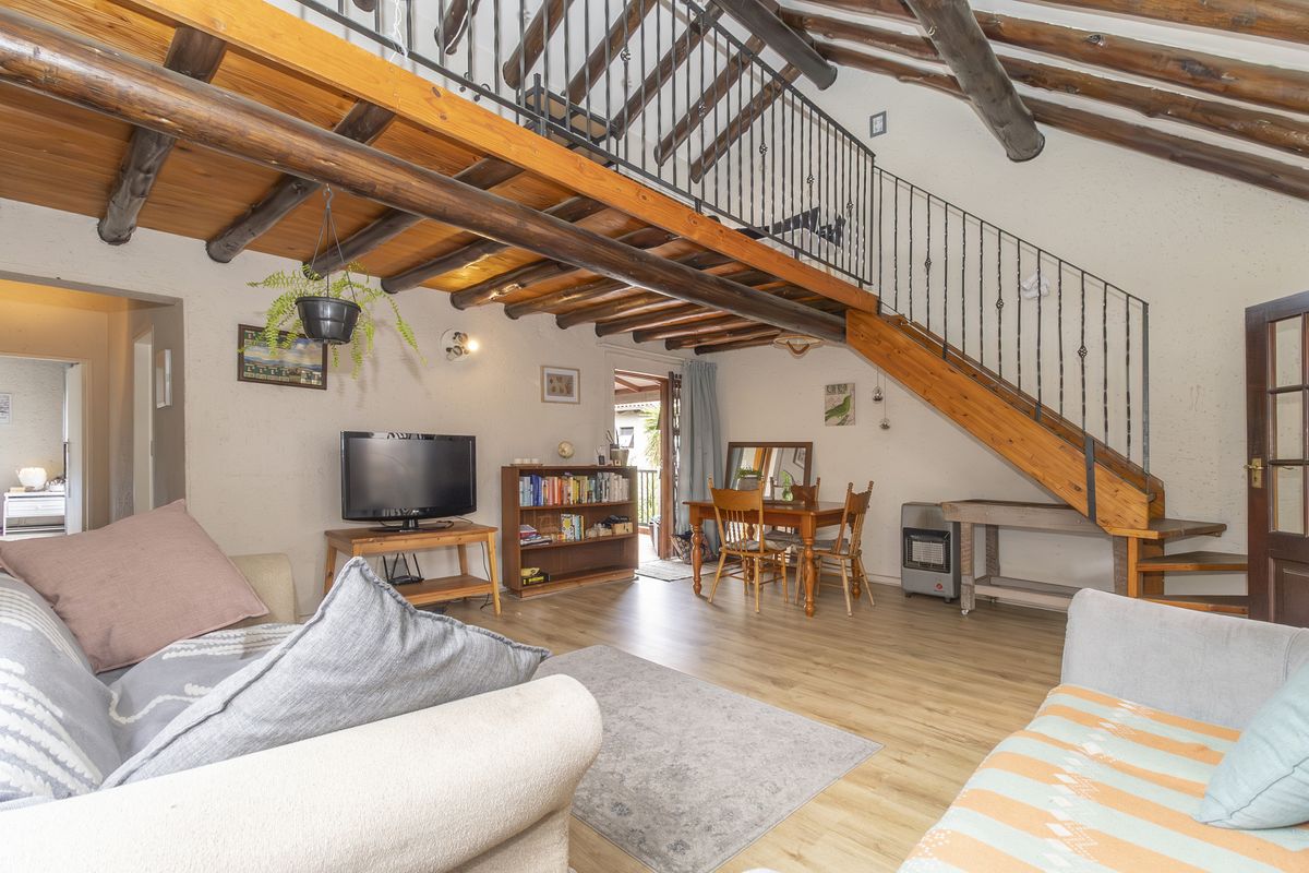 Calling all Investors! - Tenanted Spacious 2-Bed, 2-Bath Loft Apartment with Garage. - Photo 2