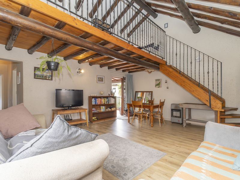 Calling all Investors! - Tenanted Spacious 2-Bed, 2-Bath Loft Apartment with Garage. - Photo 2
