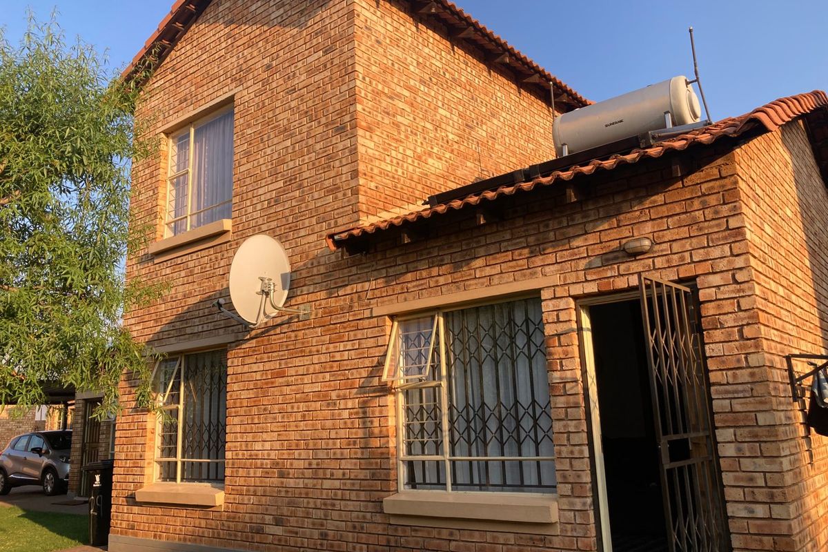 Stylish 3-Bedroom Duplex in Secure Dawn Park – Modern Living at Its Best! - Photo 2