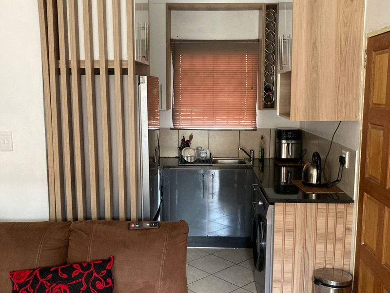 Stylish 3-Bedroom Duplex in Secure Dawn Park – Modern Living at Its Best! - Photo 6