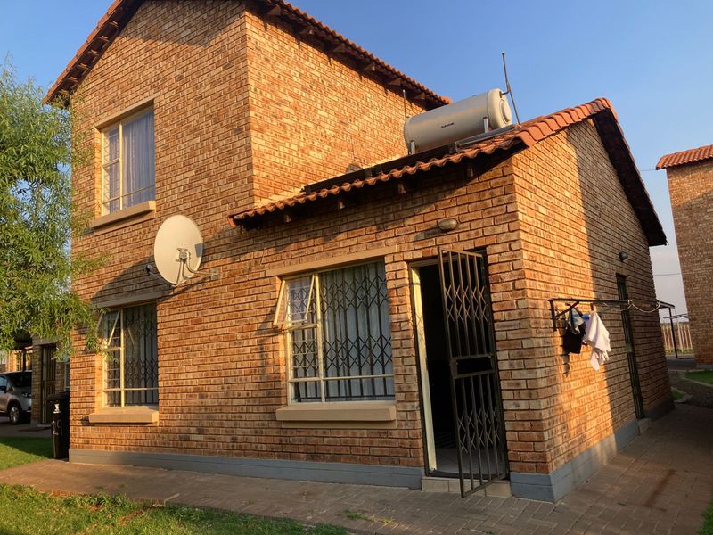 Stylish 3-Bedroom Duplex in Secure Dawn Park – Modern Living at Its Best! - Photo 5