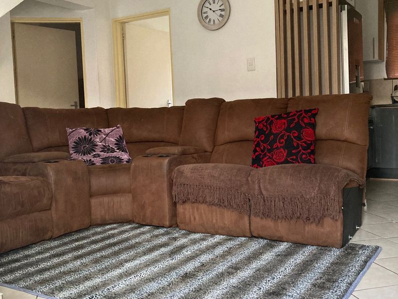 Stylish 3-Bedroom Duplex in Secure Dawn Park – Modern Living at Its Best! - Photo 1