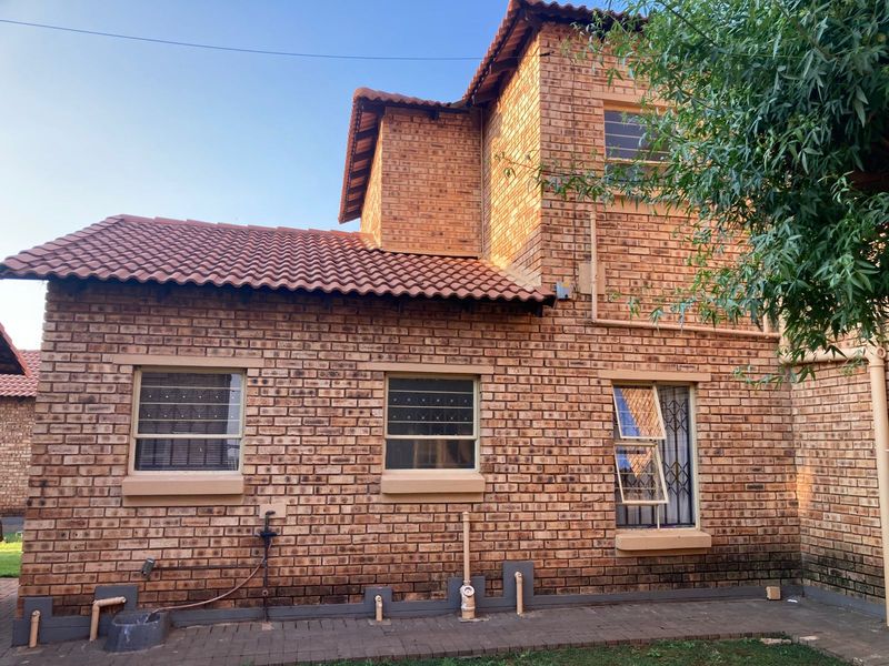 Stylish 3-Bedroom Duplex in Secure Dawn Park – Modern Living at Its Best! - Photo 3