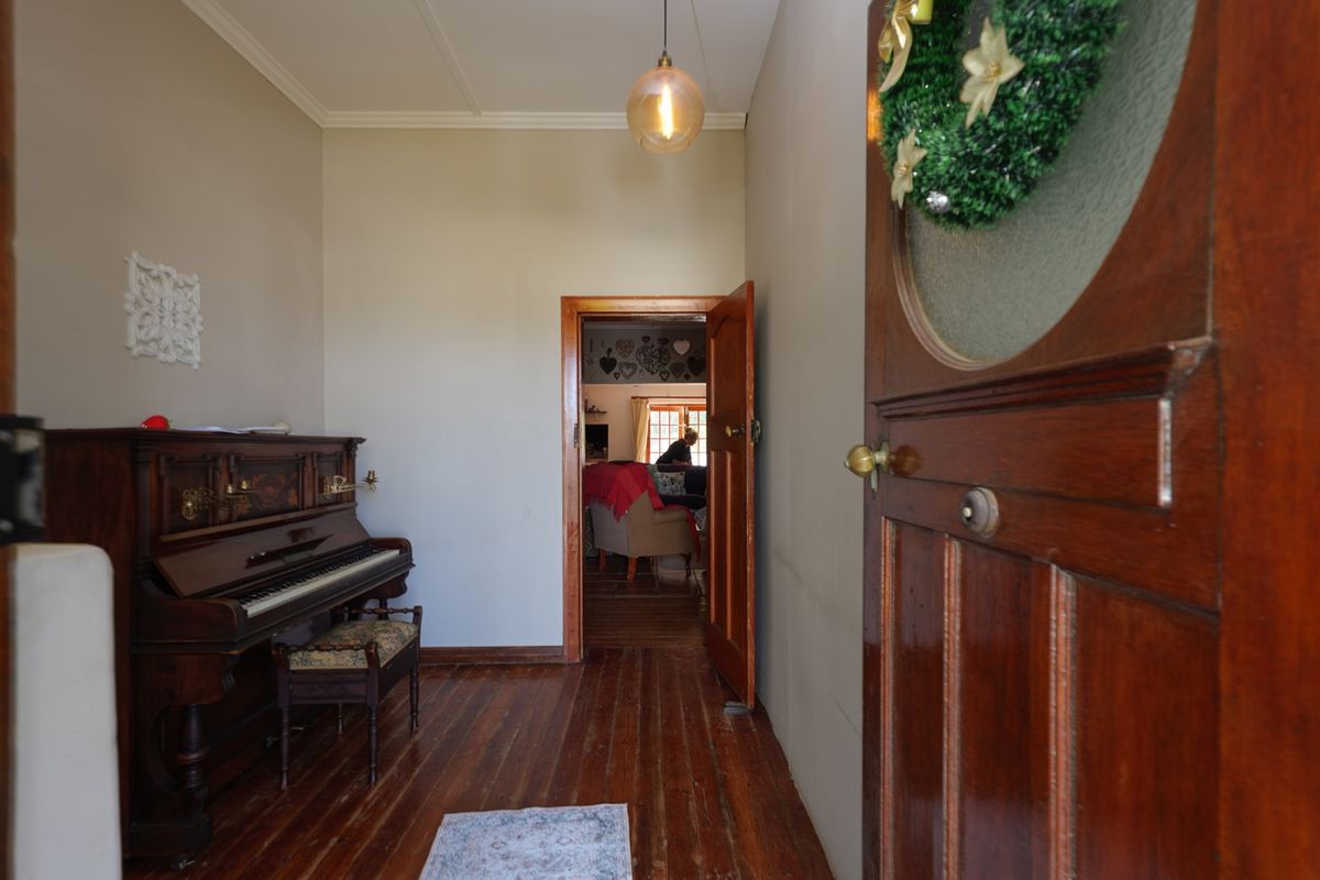Spacious Home with Flatlet in Prime Location - Photo 5