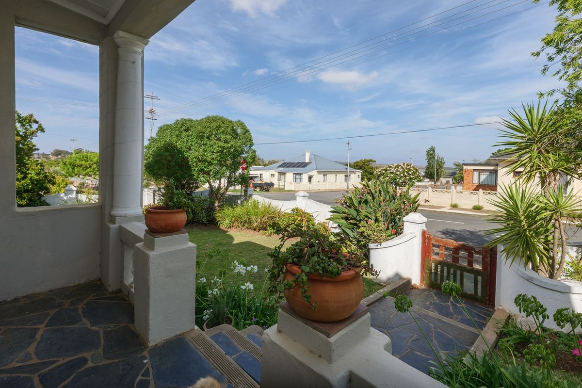 Spacious Home with Flatlet in Prime Location - Photo 4