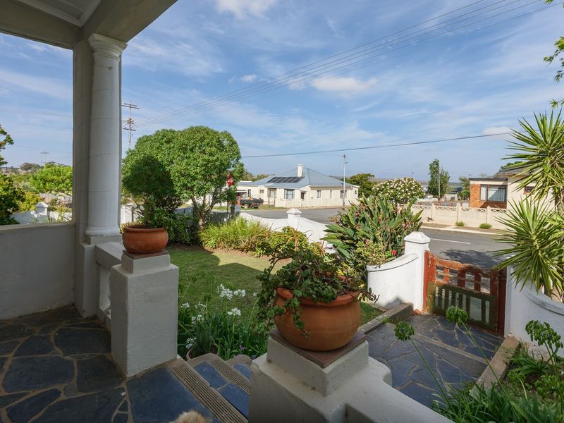 Spacious Home with Flatlet in Prime Location - Photo 4