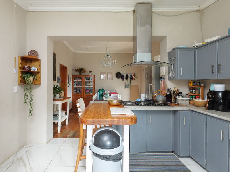 Spacious Home with Flatlet in Prime Location - Photo 10