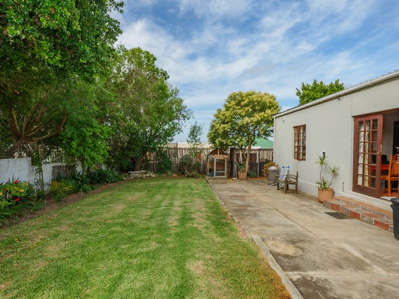 Spacious Home with Flatlet in Prime Location - Photo 8