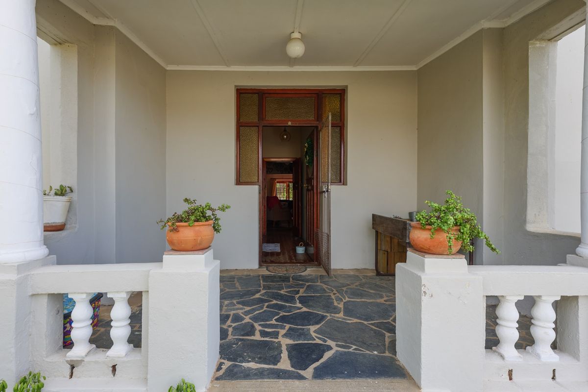 Spacious Home with Flatlet in Prime Location - Photo 3