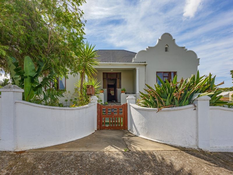 Spacious Home with Flatlet in Prime Location - Photo 2