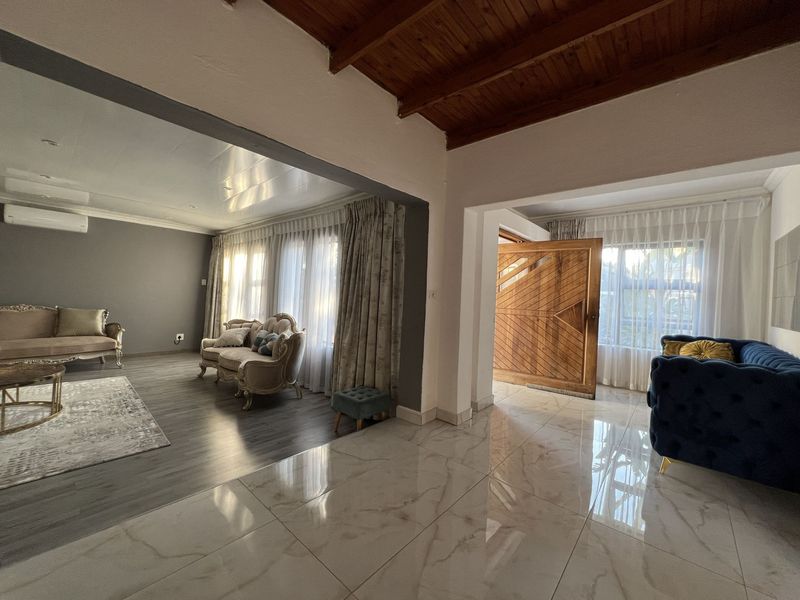 Elegant Family Living in a Secure 24-Hour Waterkloof Ridge Estate. - Photo 6