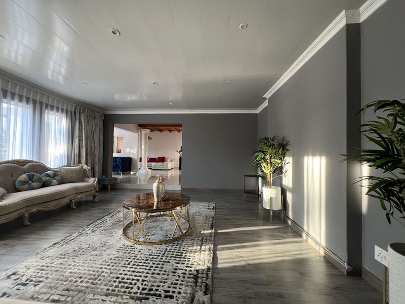 Elegant Family Living in a Secure 24-Hour Waterkloof Ridge Estate. - Photo 10