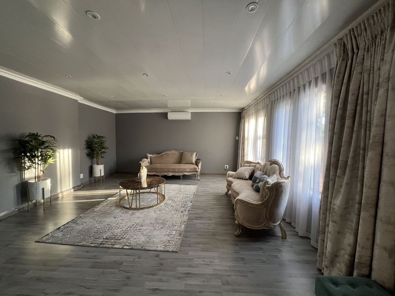 Elegant Family Living in a Secure 24-Hour Waterkloof Ridge Estate. - Photo 7