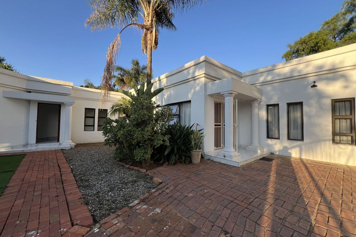 Elegant Family Living in a Secure 24-Hour Waterkloof Ridge Estate. - Photo 2