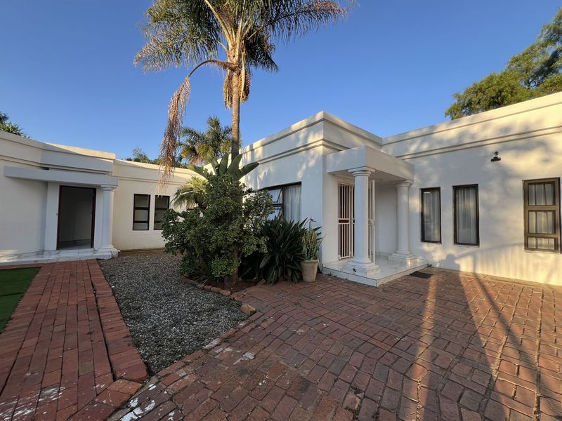 Elegant Family Living in a Secure 24-Hour Waterkloof Ridge Estate. - Photo 2