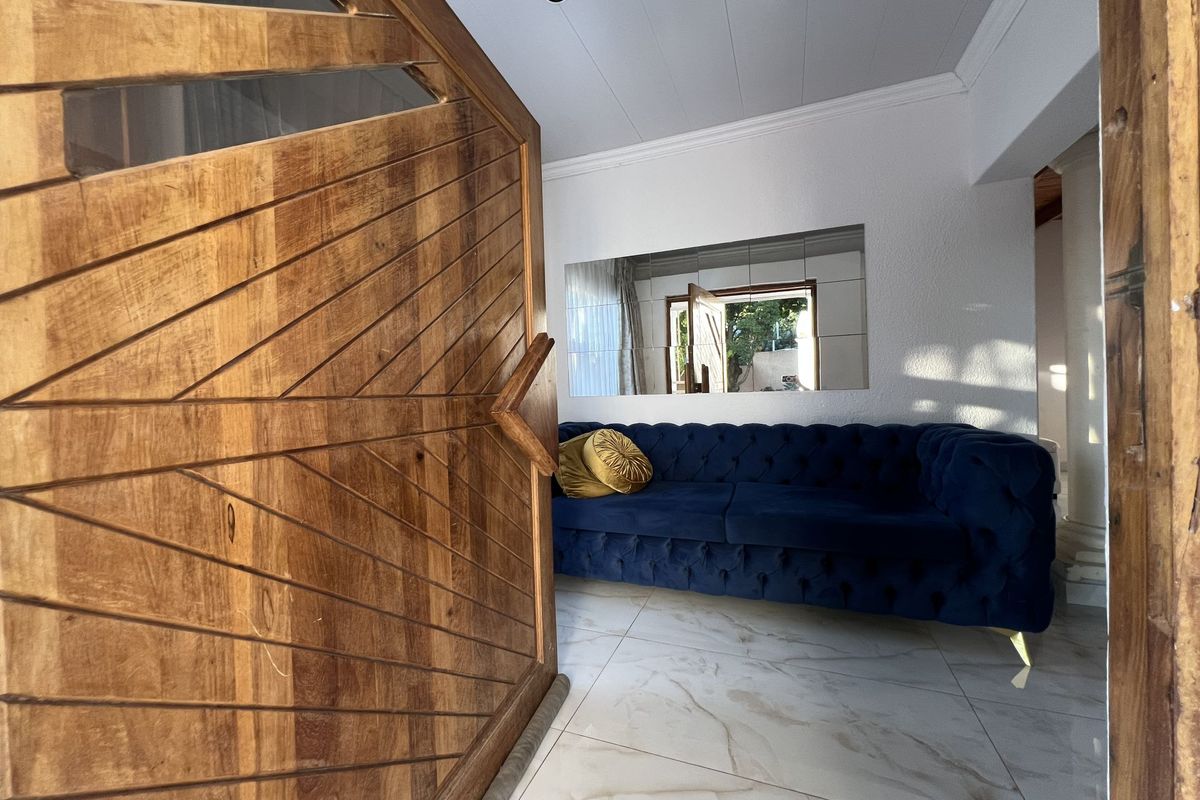 Elegant Family Living in a Secure 24-Hour Waterkloof Ridge Estate. - Photo 4