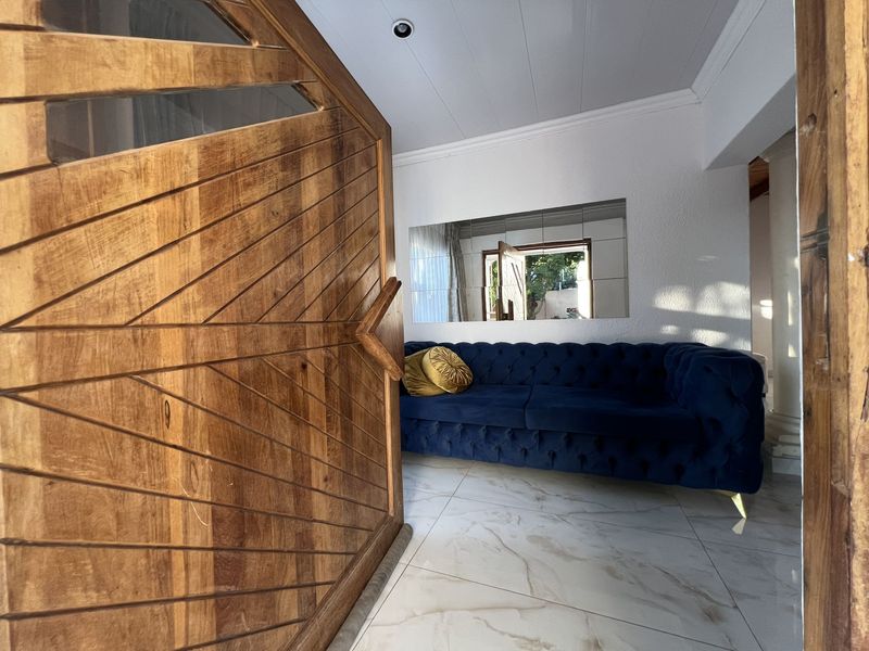 Elegant Family Living in a Secure 24-Hour Waterkloof Ridge Estate. - Photo 4