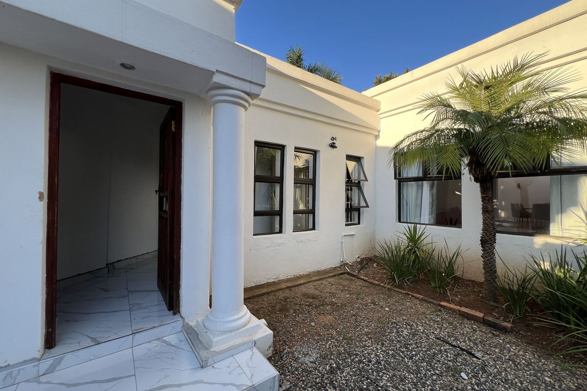 Elegant Family Living in a Secure 24-Hour Waterkloof Ridge Estate. - Photo 3