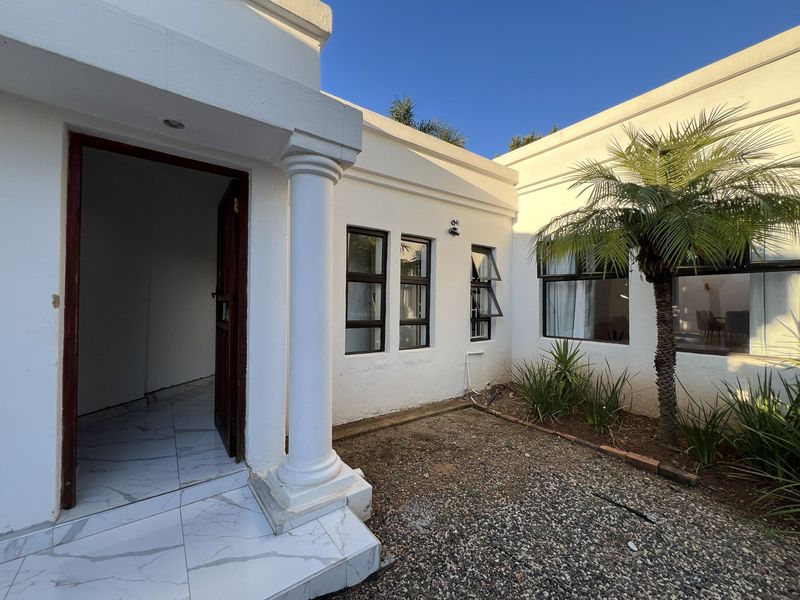 Elegant Family Living in a Secure 24-Hour Waterkloof Ridge Estate. - Photo 3