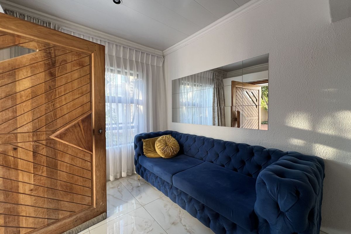 Elegant Family Living in a Secure 24-Hour Waterkloof Ridge Estate. - Photo 5