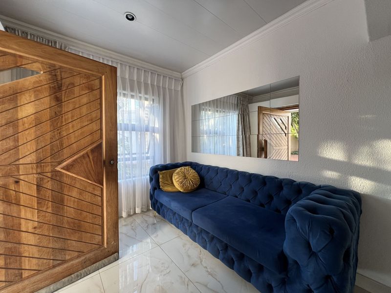 Elegant Family Living in a Secure 24-Hour Waterkloof Ridge Estate. - Photo 5