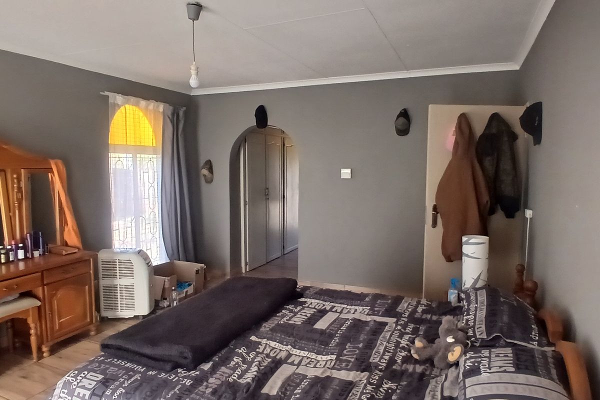 Stunning 4 Bedroom Family Home in Upper Rensburg For Sale R 1 200 000 - Photo 4