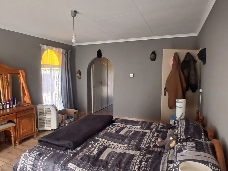 Stunning 4 Bedroom Family Home in Upper Rensburg For Sale R 1 200 000 - Photo 4